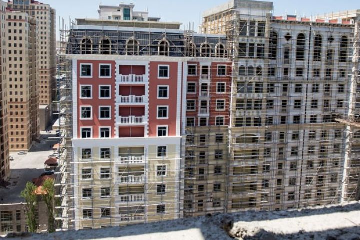 “Renessans Palace”da korpuslar təhvil verilir, alıcılar dərhal təmirə başlayır