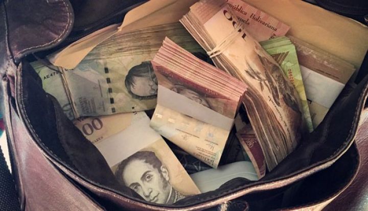 Bu ölkə milli valyutasını 1:100 000 nisbətində denominasiya edir