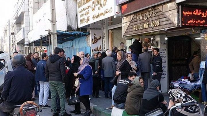 İranlılar valyutadəyişmə məntəqələrinə axın edib