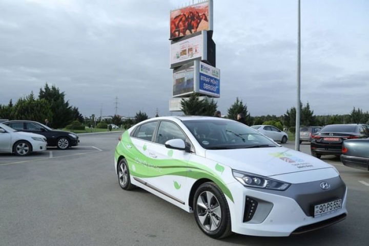 Nazirliyin məsul şəxsləri sərgiyə elektrik avtomobili ilə gəlib