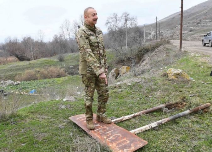 Prezident İlham Əliyev ermənicə yazılı olan lövhənin üzərinə çıxdı - FOTOLAR