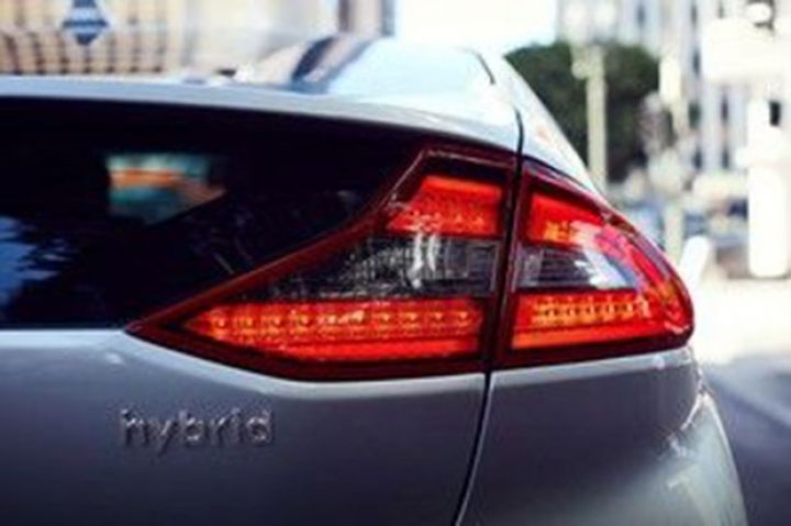 Azərbaycanda nazir müavini hibrid avtomobildən istifadə edir