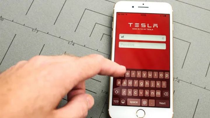 Yüzlərlə sürücü Tesla tətbiqindəki nasazlıq səbəbindən elektrikli avtomobillərini  işə sala bilməyib