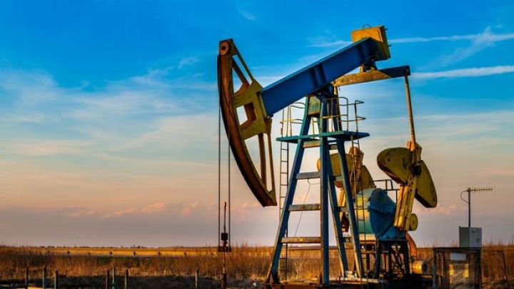 Neft bazarlarında dollar təzyiqi