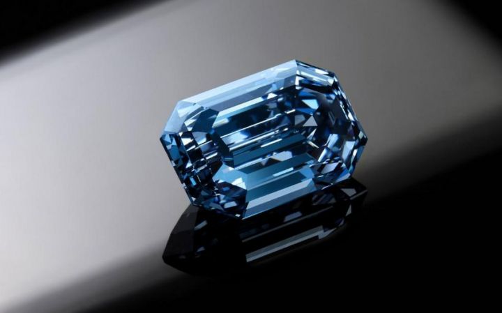 Dünyanın ən nəhəng mavi almazı satılıb