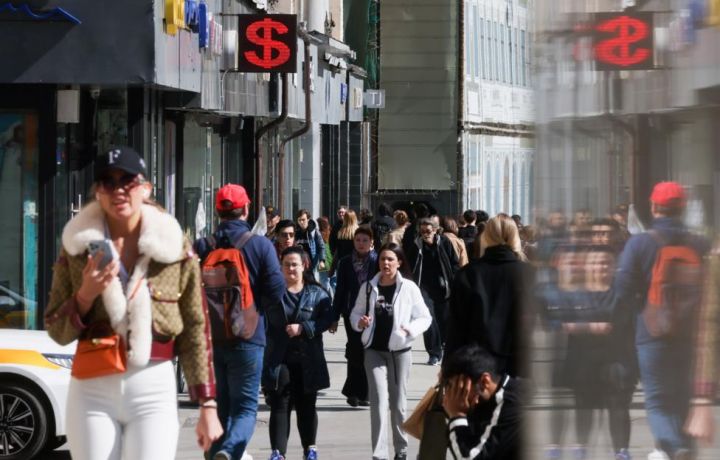 Moskva birjasında dolların məzənnəsi daha da yüksəlib