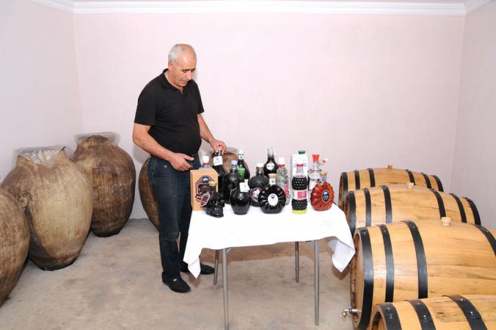 Özünəməxsus üzüm bağı var, 5 çeşiddə çaxır və 1 çeşiddə araq istehsal edir