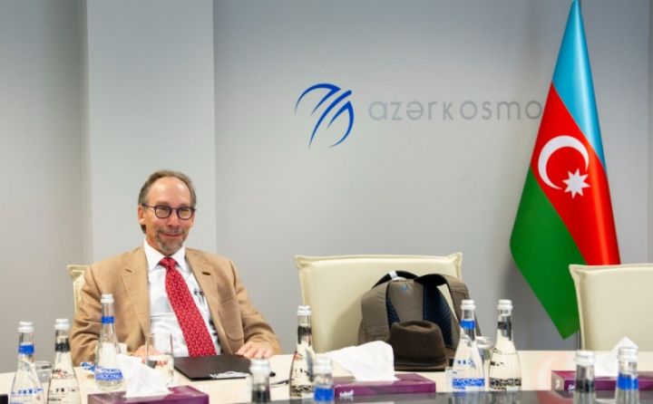 Məşhur kosmoloq, astrofizik Lorens Kraus Bakıda səfərdədir