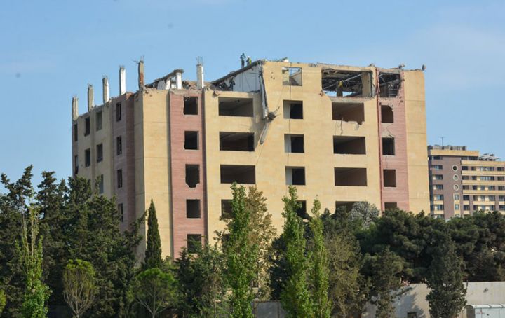 Zəfər abidəsi kompleksi ilə bağlı çoxmərtəbəli bina sökülür