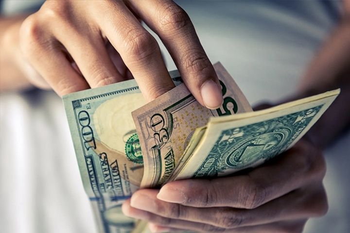 Əhalinin banklardan nağd dollar alışı satışını üstələyir