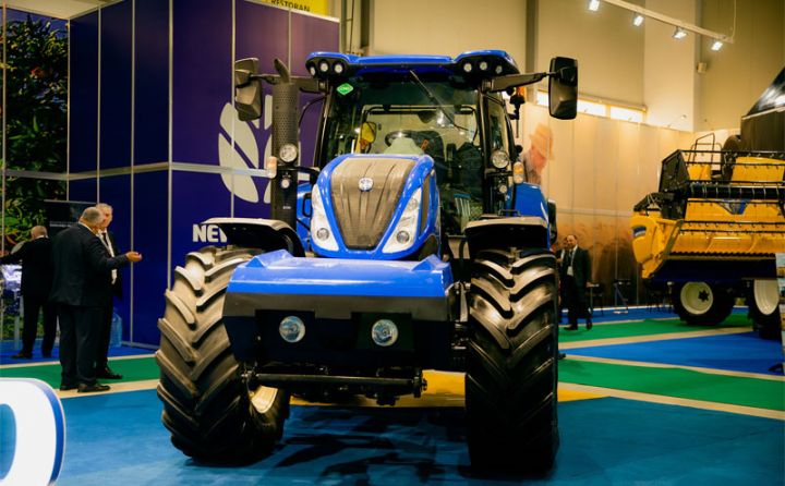 Dünyanın ilk dizel yanacaqsız işləyən traktoru Bakıda nümayiş etdirilir - FOTOLAR