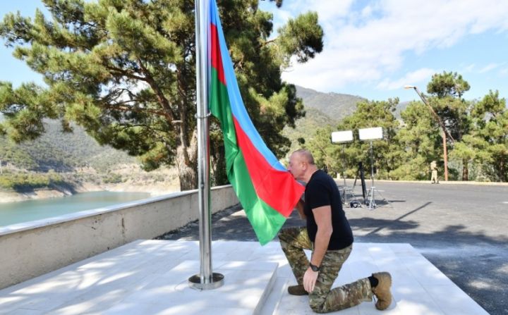 İlham Əliyev Sərsəng su anbarının ərazisində Dövlət Bayrağını ucaltdı