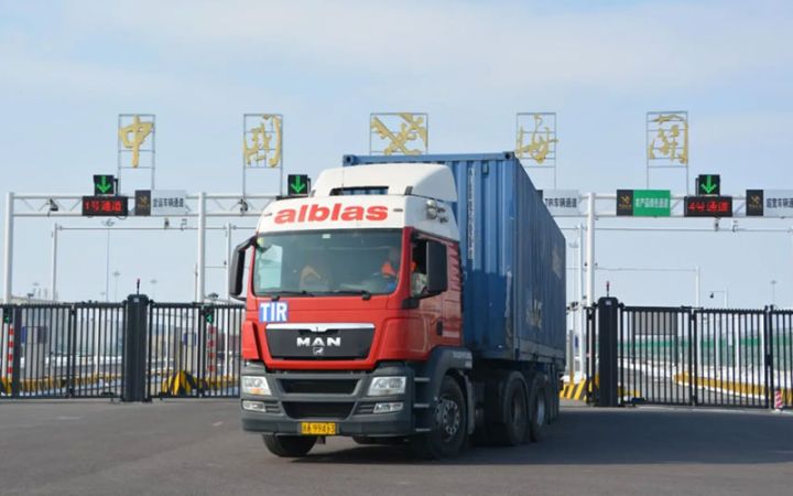 Çinin yük avtomobilləri Orta Dəhliz vasitəsilə daşımalara başlayıb - 26 TIR Bakıya yola salınıb