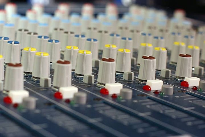 Bank tanıtım mahnısı reklamlarının səsləndirilməsi üzrə xidmət təminatçısını seçir - TENDER