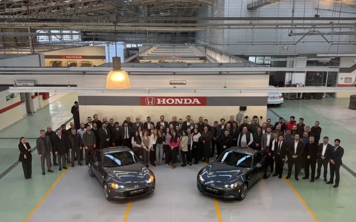 GROUPMOTORS Yeni İldə əməkdaşlarını Sportcar ilə mükafatlandırdı