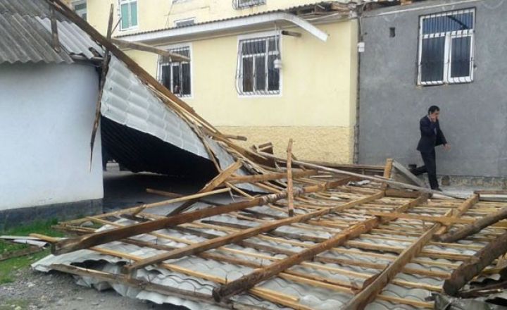 Güclü külək qərb bölgəsində bir sıra fəsadlar törədib
