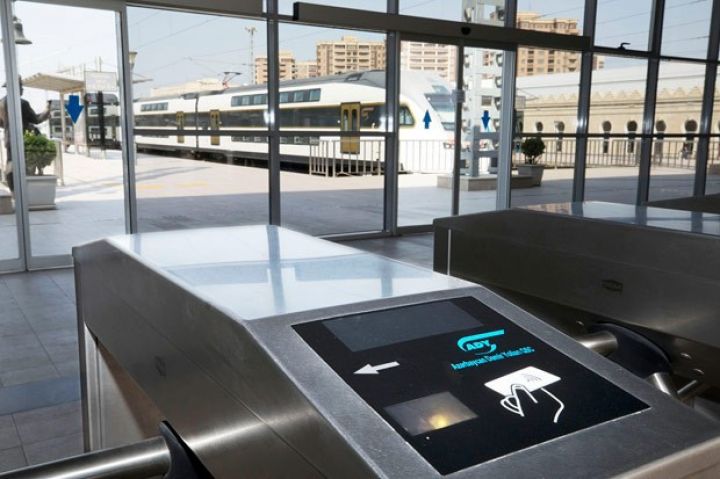 Qatarlarda elektron plastik ödəniş kartları tətbiq ediləcək