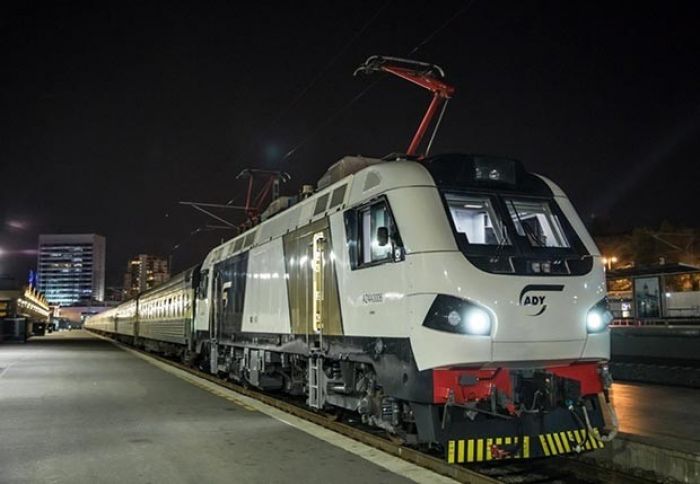 Bakı-Tbilisi-Bakı qatarı yük lokomotivindən sərnişin lokomotivinə keçdi