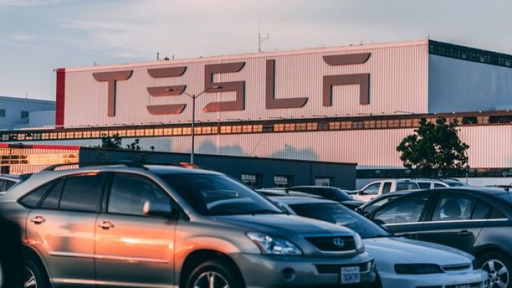 Tesla şirkəti 135 minə yaxın vasitəsini geri çağıracaq