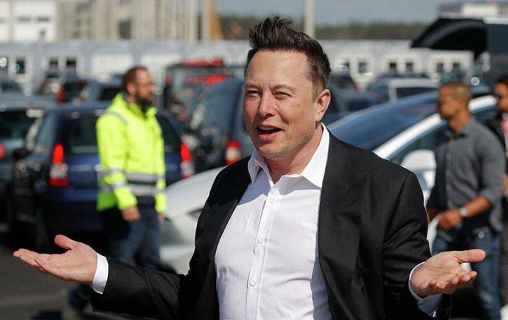 Sərvəti 300 milyard dollardan çox olan ilk şəxs oldu