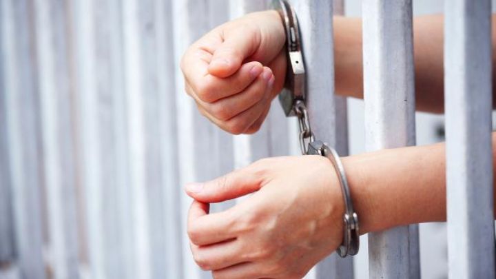 Müdir rüşvət alarkən tutulub