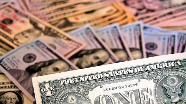 Qlobal ödənişlərdə dollardan istifadə rekord qırıb