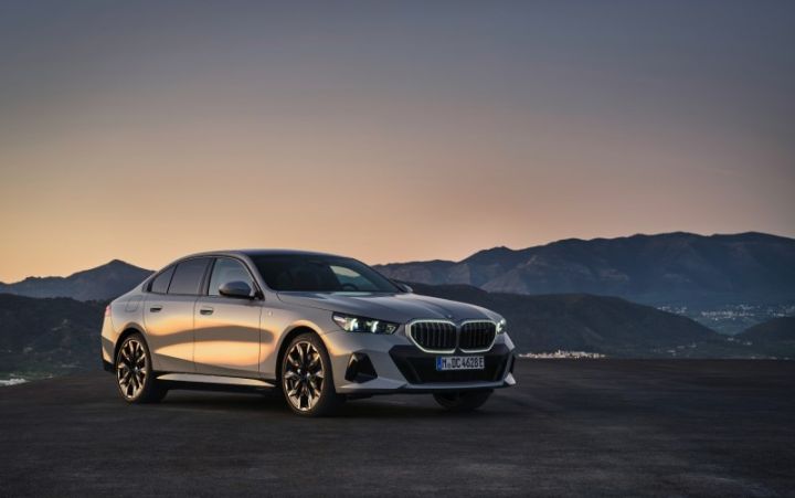 Yeni BMW 5 Seriya Sedan təqdim edildi - UZUNLUĞU VƏ HÜNDÜRLÜYÜ ARTIRILIB