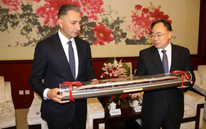 Nəbiyev “Yutong” və “Zhongtong”un rəhbərliyilə də görüşüb, elektrik avtobusların istehsalı müzakirə olunub