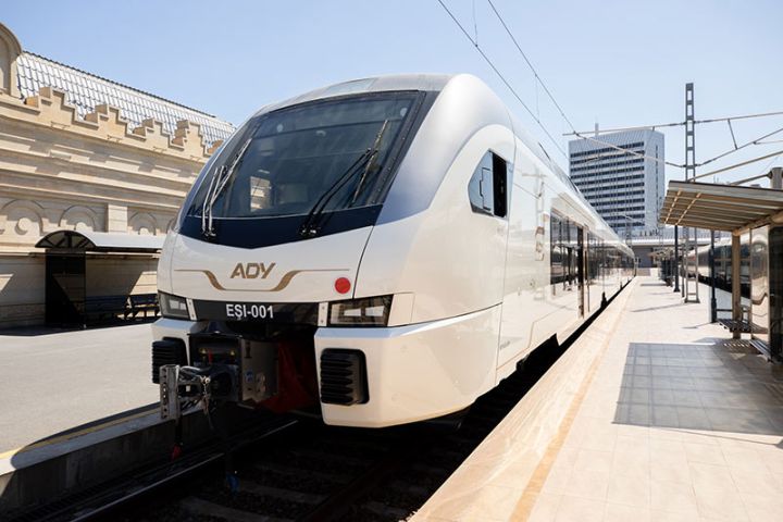 Bakıya yeni elektrik qatarı gətirildi
